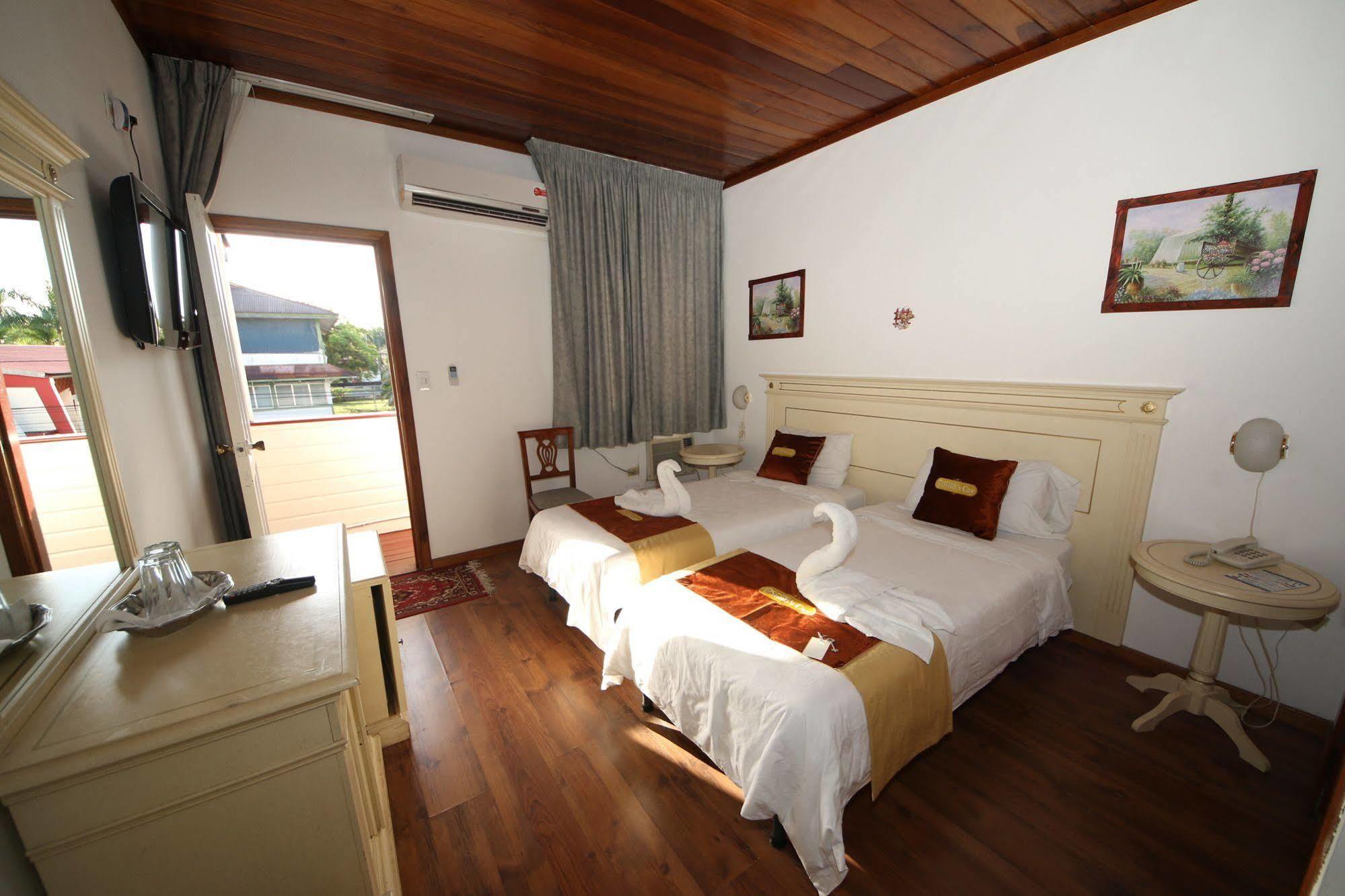 Swans Cay Hotel بوكاس تاون المظهر الخارجي الصورة